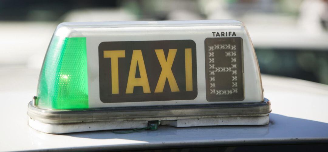 Cartel luminoso de un taxi