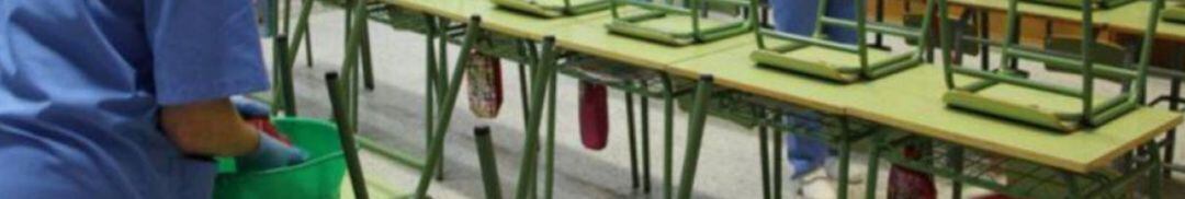 Varias trabajadoras limpian el aula de un colegio de Primaria