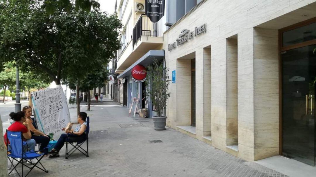 Manuela Vargas, acampada a las puertas de su antigua empresa