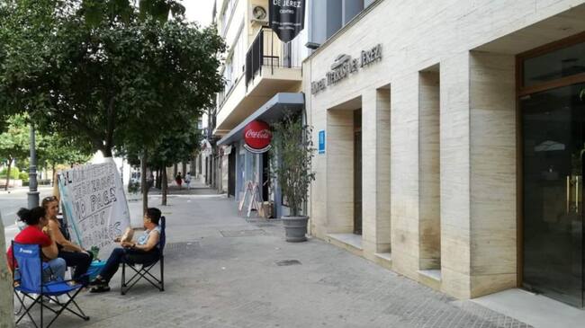 Manuela Vargas, acampada a las puertas de su antigua empresa