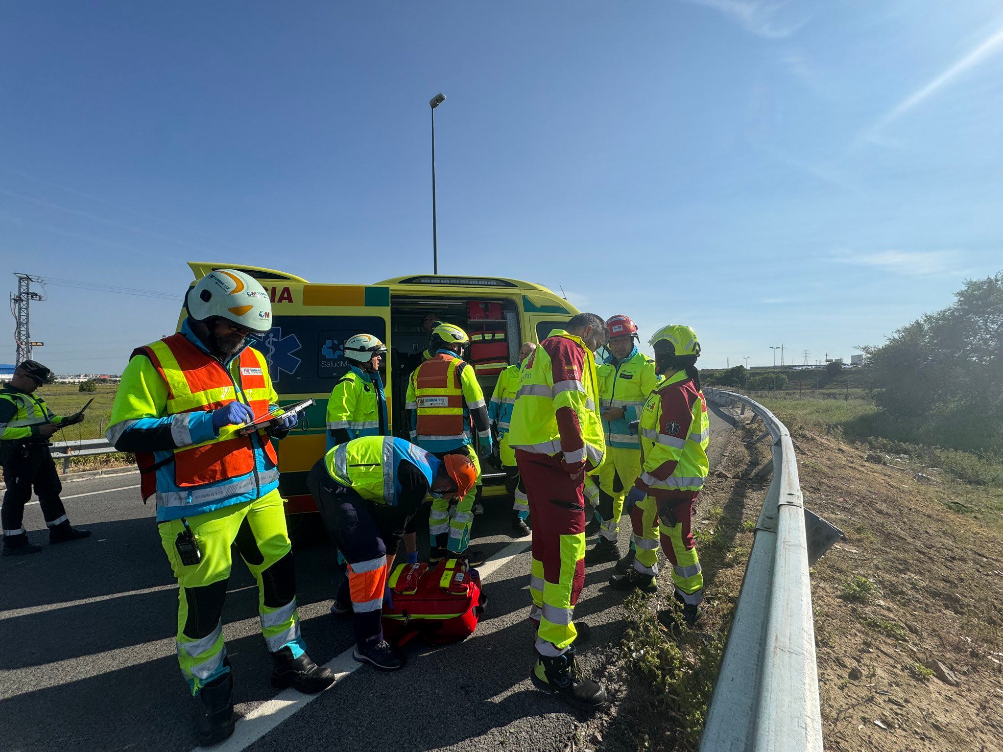 Los servicios de emergencia actuando tras el accidente