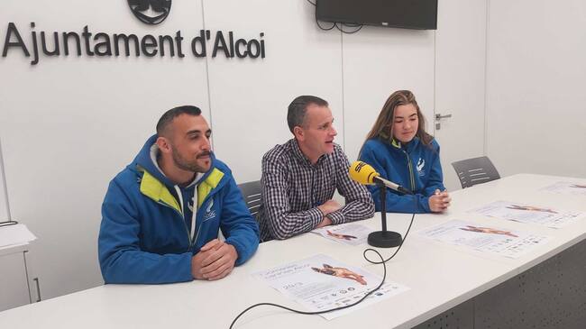 Un instante de la presentación de esta actividad en la sala de prensa del Ayuntamiento con los organizadores y el concejal de Deportes, Alberto Belda