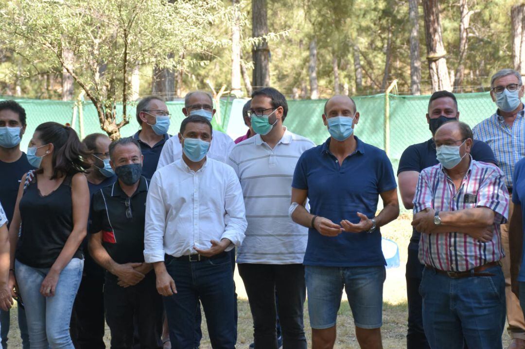 Gutiérrez (en el centro, con polo blanco de rayas) entre los dirigentes y alcaldes socialistas