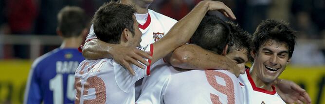 El jugador argentino del Sevilla Federico Fazio celebra con sus compañeros el primer gol de su equipo ante el Getafe en el encuentro de Liga que se disputa hoy en el estadio Sanchez Pizjuan correspondiente a la décimo quinta jornada de Primera División