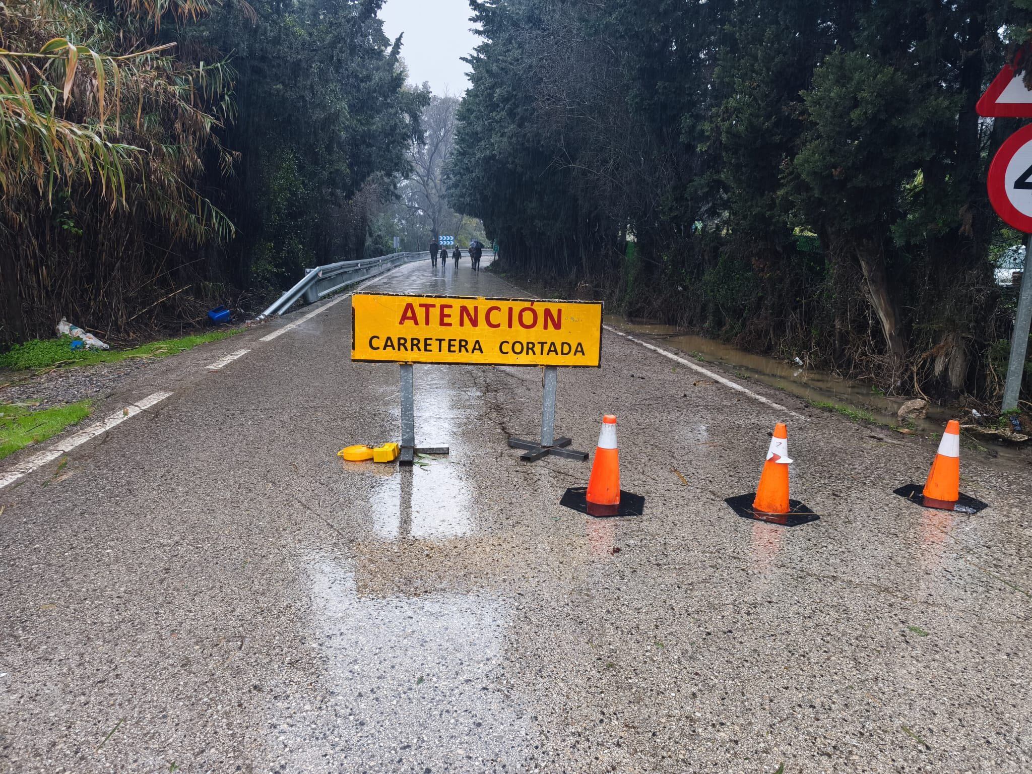Carretera cortada en Tesorillo.