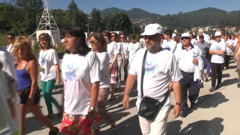 Un centenar de personas participan junto al Gerente del Cunqueiro, Felix Rubial, en un paeeo para celebrar el primer aniversario del hospital