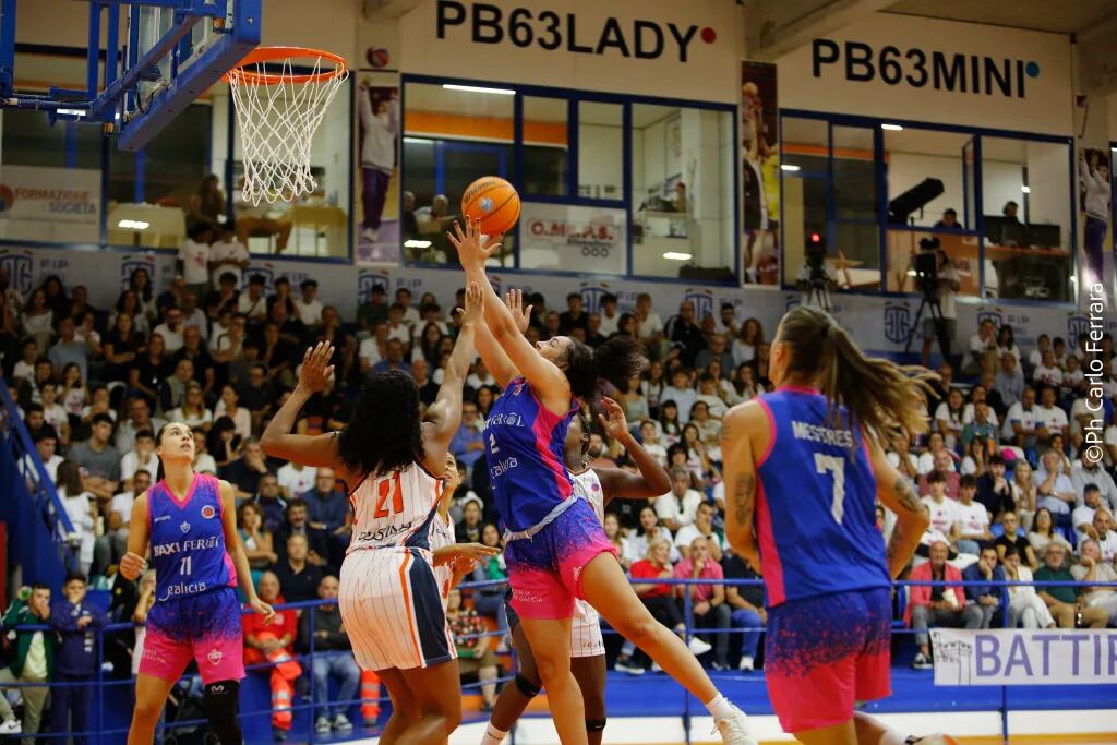 Imagen del partido de este jueves en Battipaglia (foto: FIBA)