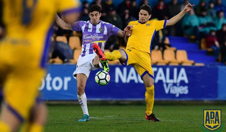 Jugada del partido entre el Alcorcón y el Valladolid