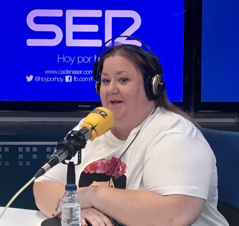 Itziar Castro en los estudios de la Cadena SER.