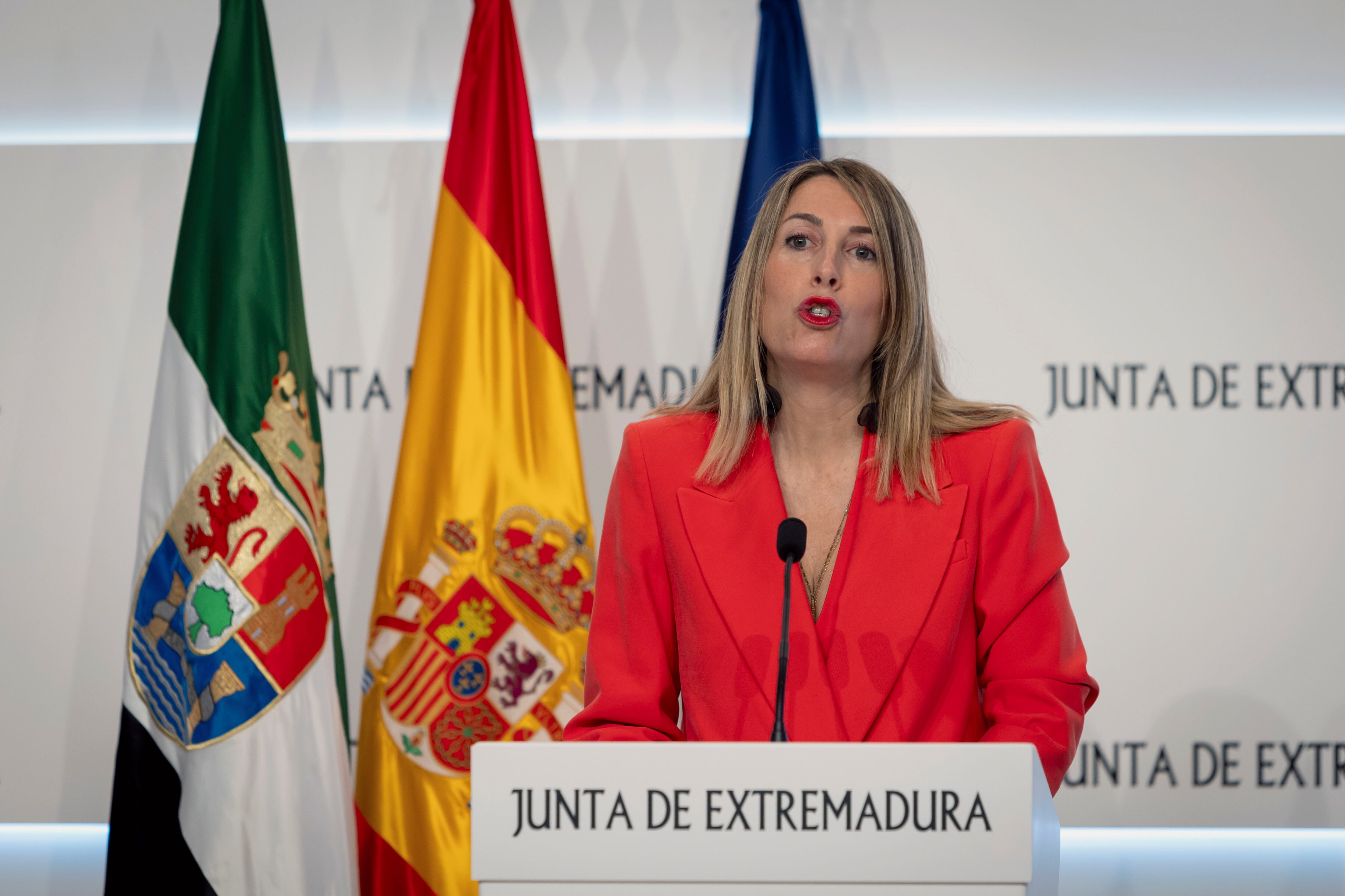 MÉRIDA, 02/04/2024.- La presidenta de la Junta de Extremadura, María Guardiola, ha dicho que para su gobierno "la reparación y la concordia no deben tener color político", por lo que ellos pretenden preservar "la dignidad de todas las víctimas y sus familiares", durante una rueda de prensa celebrada este martes en Mérida. EFE/ Jero Morales