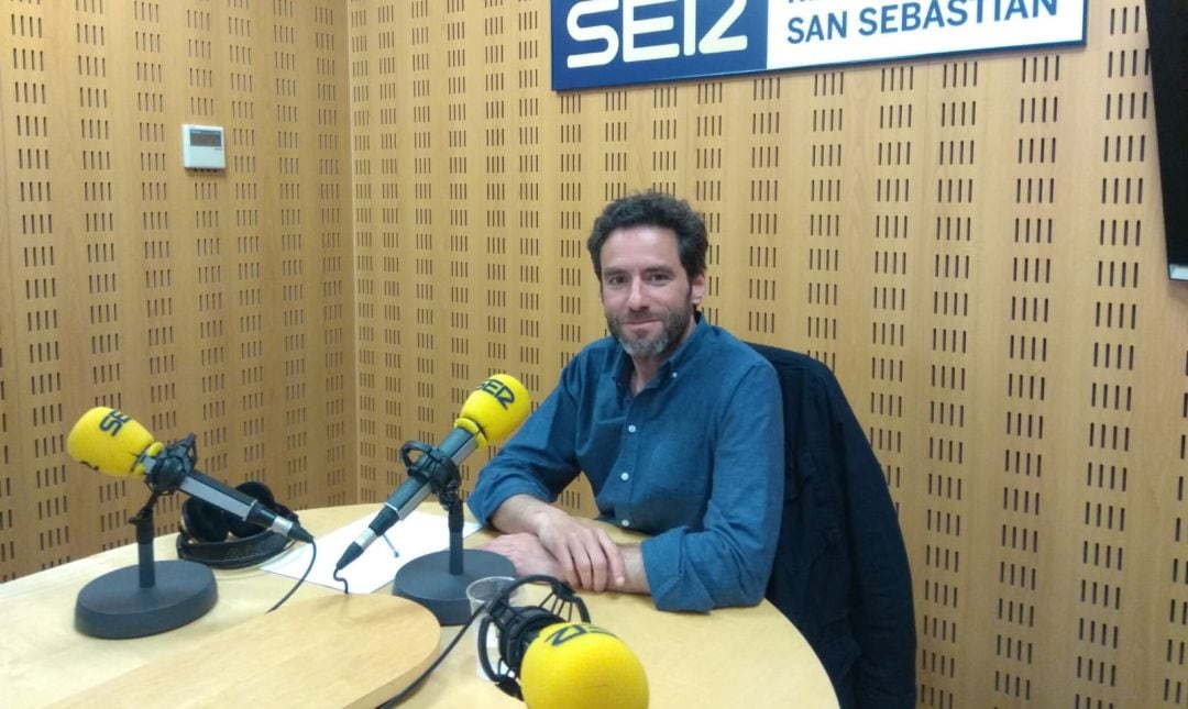 El candidato del PP a la alcaldía donostiarra, Borja Sémper, en los estudios de Radio San Sebastián.