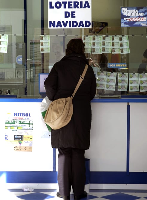 Una cliente compra Lotería de Navidad en una administración