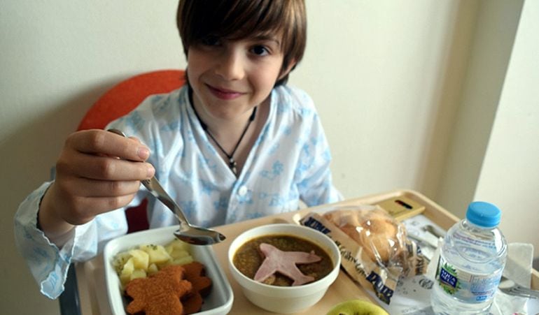 La hora de la comida se coniverte en un aliciente divertido para los niños ingresados gracias al Dr. Menú