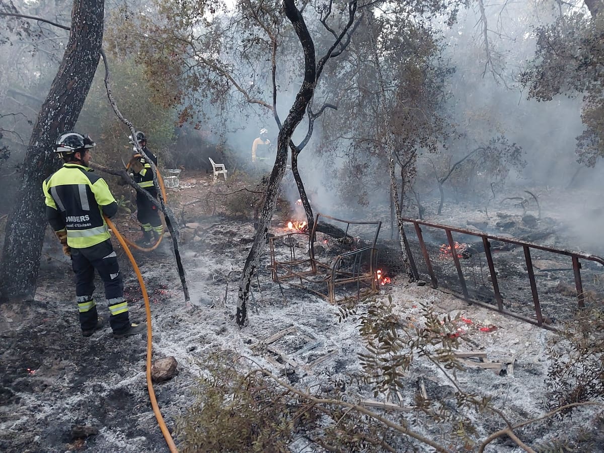 Arde una pequeña zona de pinar en Santa Eulària donde podría haber un asentamiento