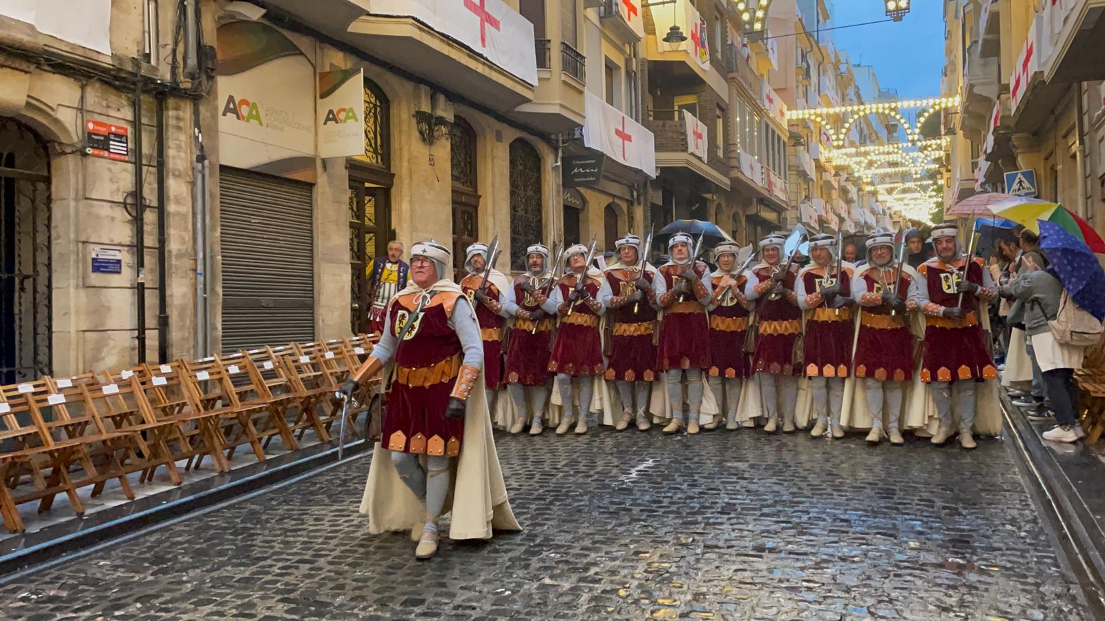 Filà Mozarabes por la calle San Nicolás de Alcoy en la primera Diana