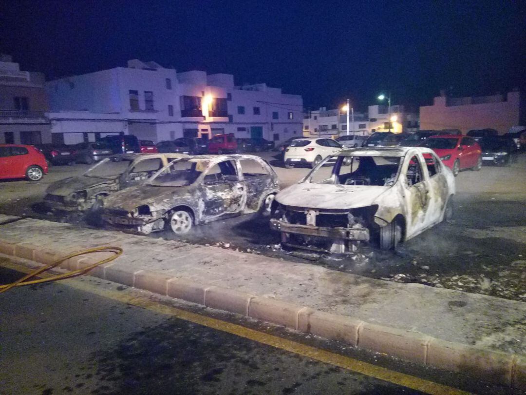 Incendio de tres vehículos en la calle José Pereyra Galviaty.