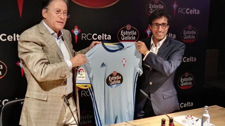 Antonio Rosendo (izquierda) durante la presentación de la camiseta del Celta para la temporada 2016-17.