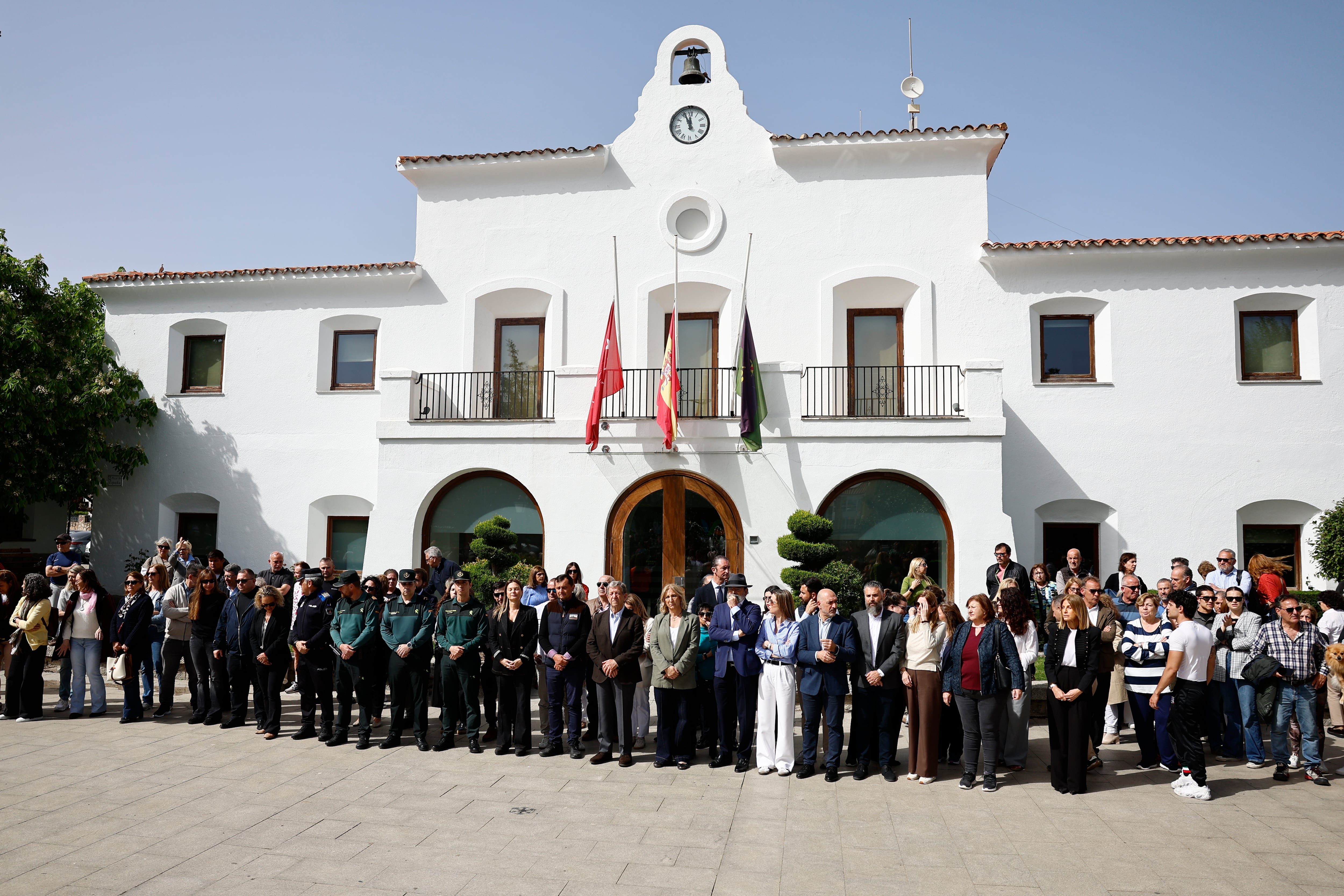 El alcalde de Villanueva de la Cañada, Luis Manuel Partida Brunete (c) durante el minuto de silencio este viernes en la Plaza España del Ayuntamiento de Villanueva de la Cañada por el fallecimiento del menor apuñalado ayer jueves. 