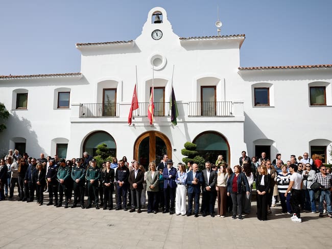 El alcalde de Villanueva de la Cañada, Luis Manuel Partida Brunete (c) durante el minuto de silencio este viernes en la Plaza España del Ayuntamiento de Villanueva de la Cañada por el fallecimiento del menor apuñalado ayer jueves.