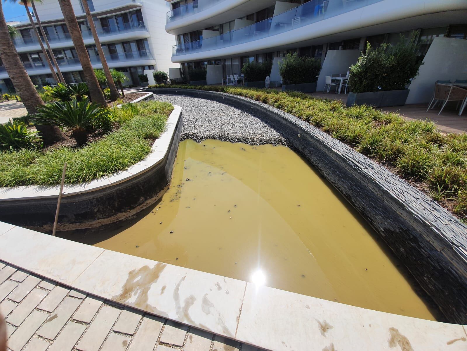 Los vecinos denuncian que los lagos de los jardines no están impermeabilizados y el agua se fuga. La factura de agua de la urbanización supera al año los 40.000 euros