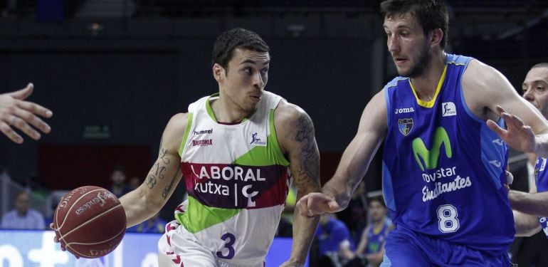 Mike James intenta una acción individual ante la defensa de Estudiantes