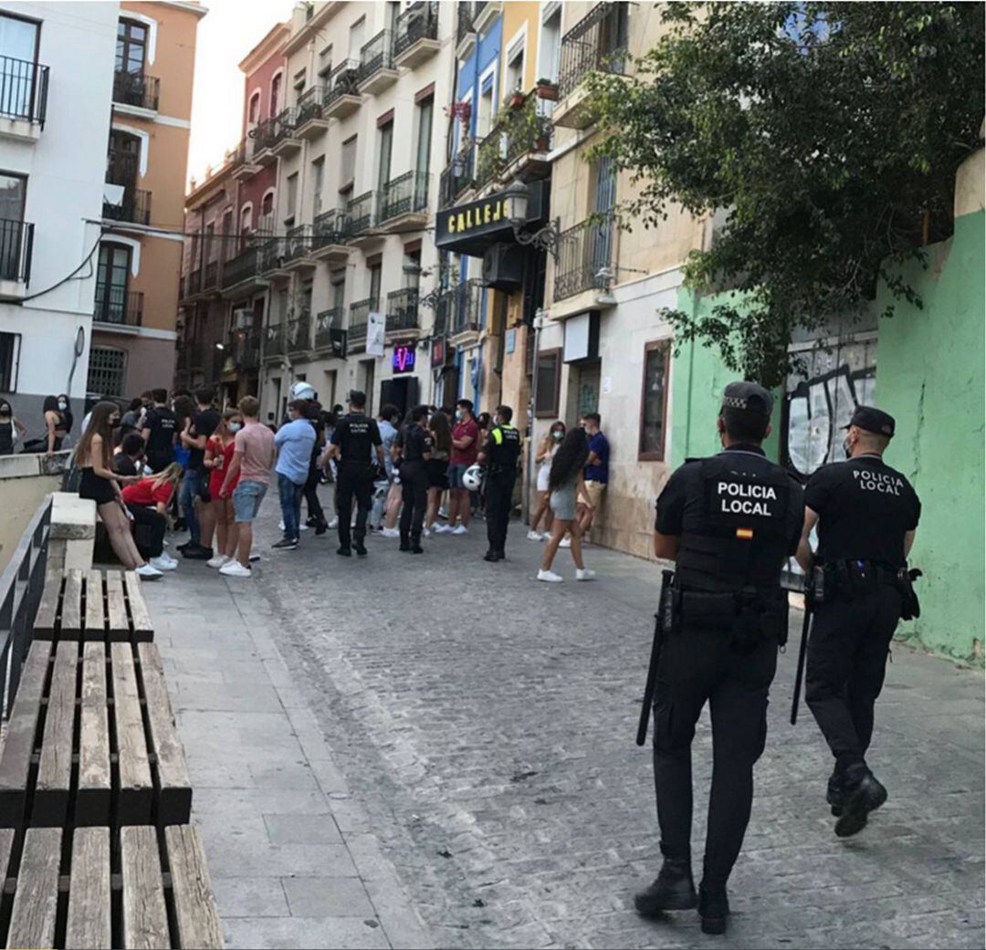 Vigilancia policial en el Casco Antiguo de Alicante en una imagen de archivo