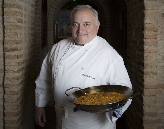 Antonio Cosmen, presumiendo de paella de Madrid.