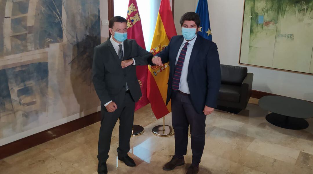 Juan José Molina y Fernando López Miras se saludan con el codo antes de la reunión