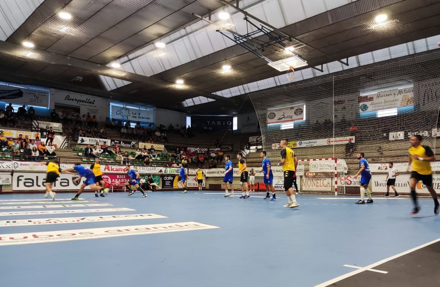 Una de las acciones de ataque del Tubos Aranda en la segunda parte ante Atlético Valladolid