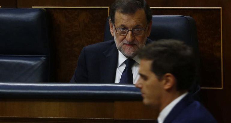 El líder de Cs, Albert Rivera, pasa por delante del presidente del Gobierno, Mariano Rajoy, en el Congreso de los Diputados