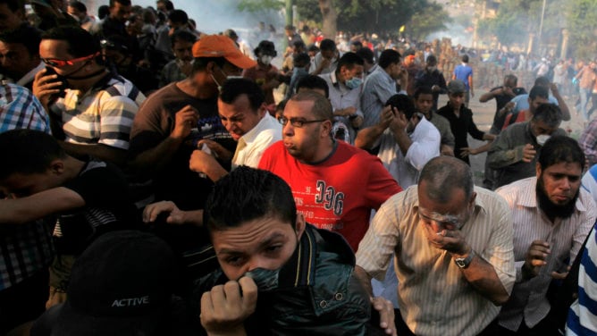 La policía ha lanzado gases lacrimógenos en esta zona y en la calle Qasr al Aini, que conduce a la plaza Tahrir, en el corazón de El Cairo y meta de las manifestaciones de los islamistas.