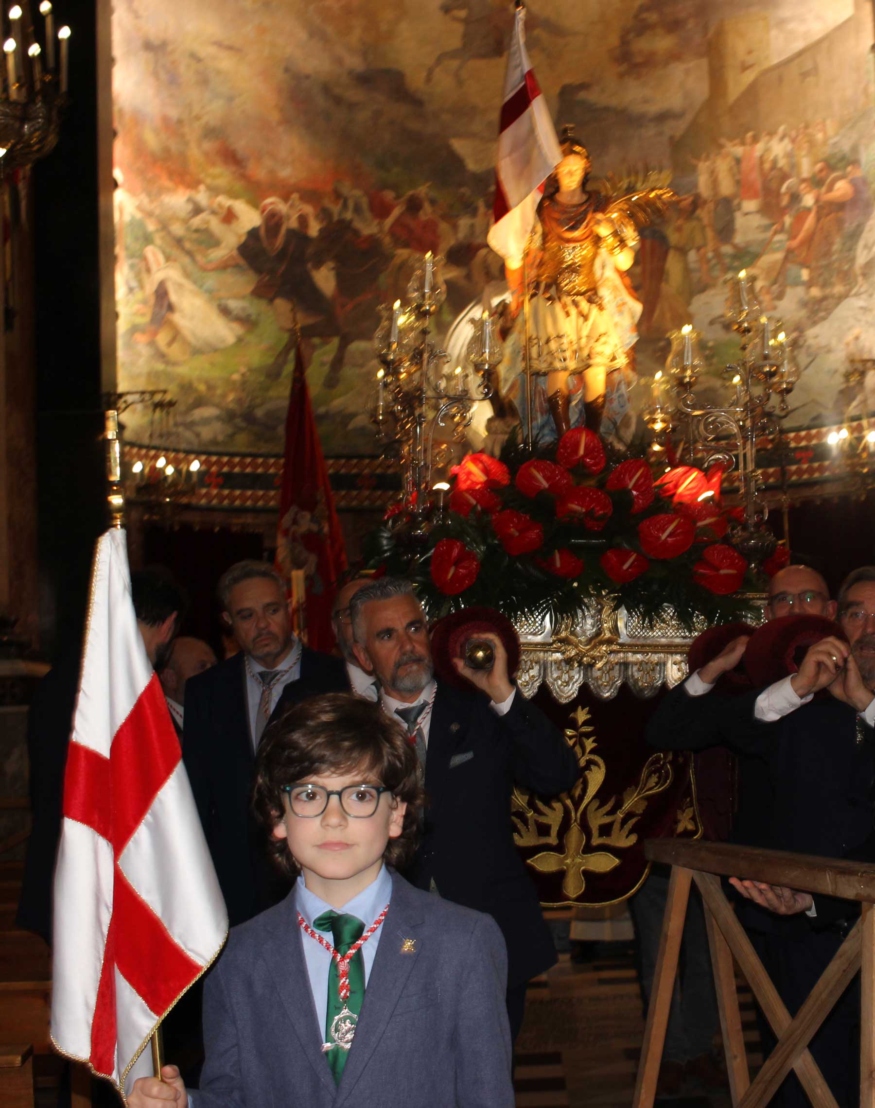 El Sant Jordiet, Martín Bellver Sevila, en el interior de la iglesia de San Jorge, con la imagen de El Xicotet al fondo