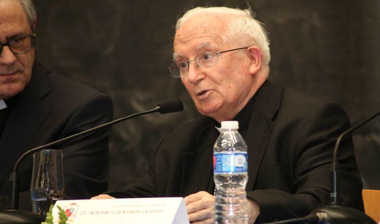 Antonio Cañizares pronunciando su conferencia en el colegio Sagrada Familia de Valencia