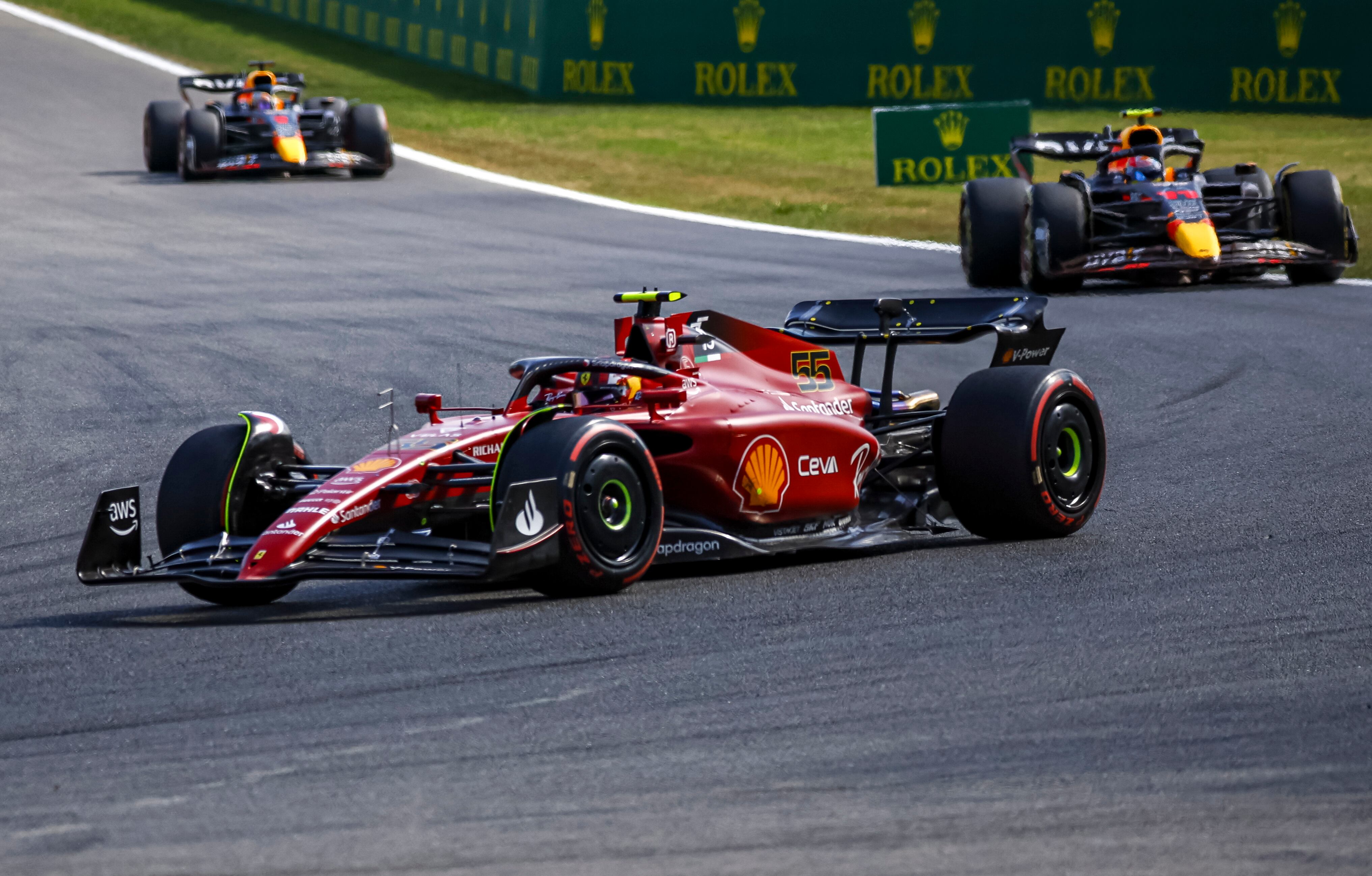 Carlos Sainz, seguido por Checo Pérez y Max Verstappen en el GP de Bélgica