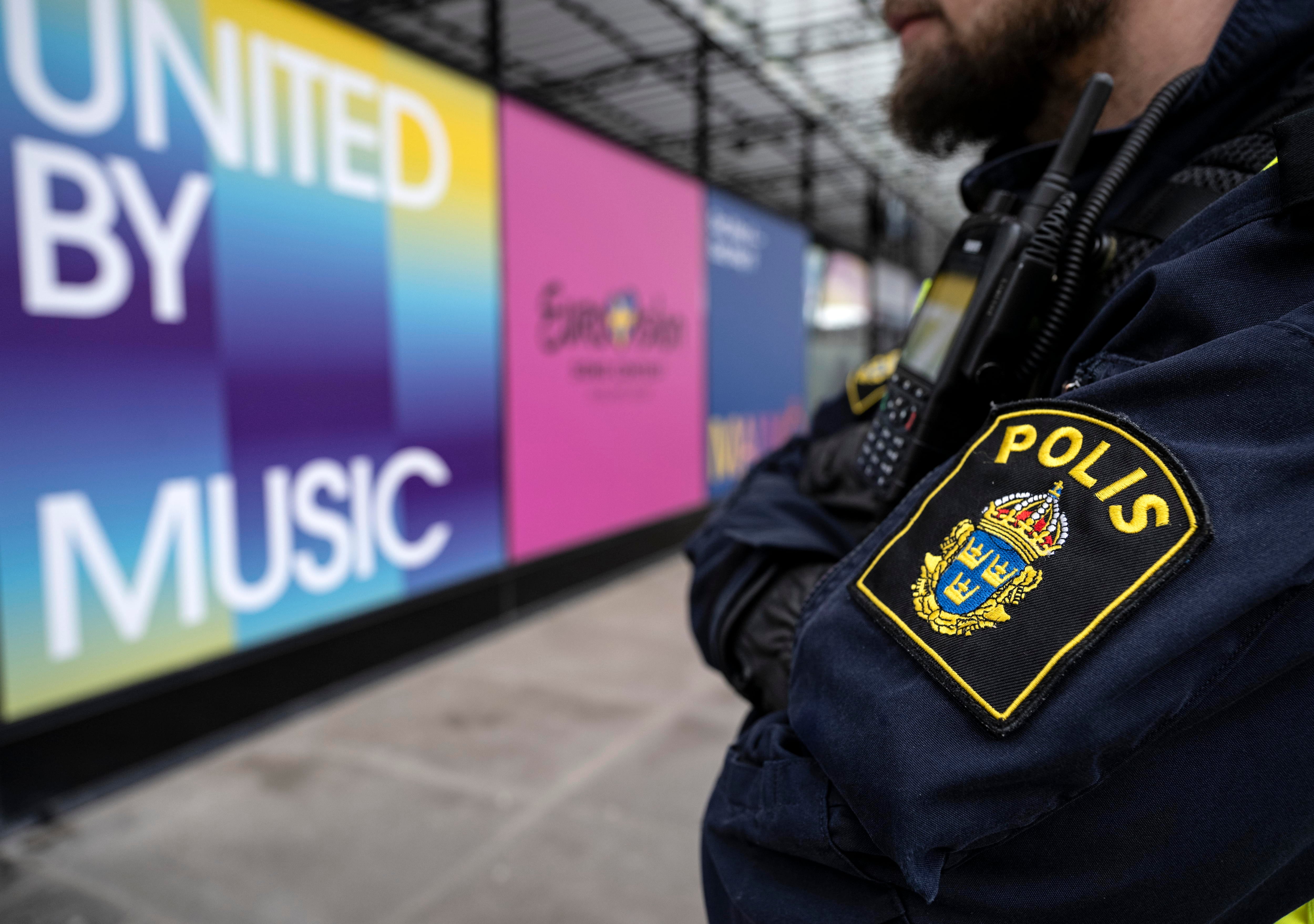 Un policía en el recinto donde se celebra el festival de Eurovisión en Malmö (Suecia)