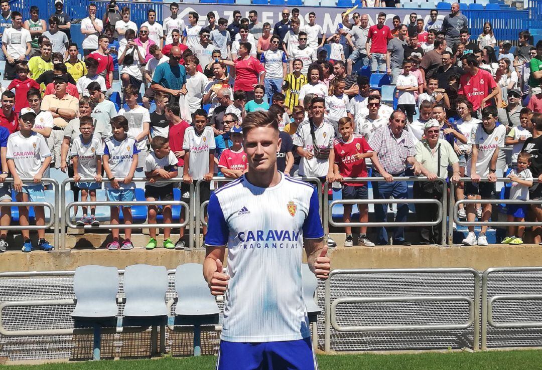 Carlos Vigaray durante su presentación en la Romareda junto a los aficionados