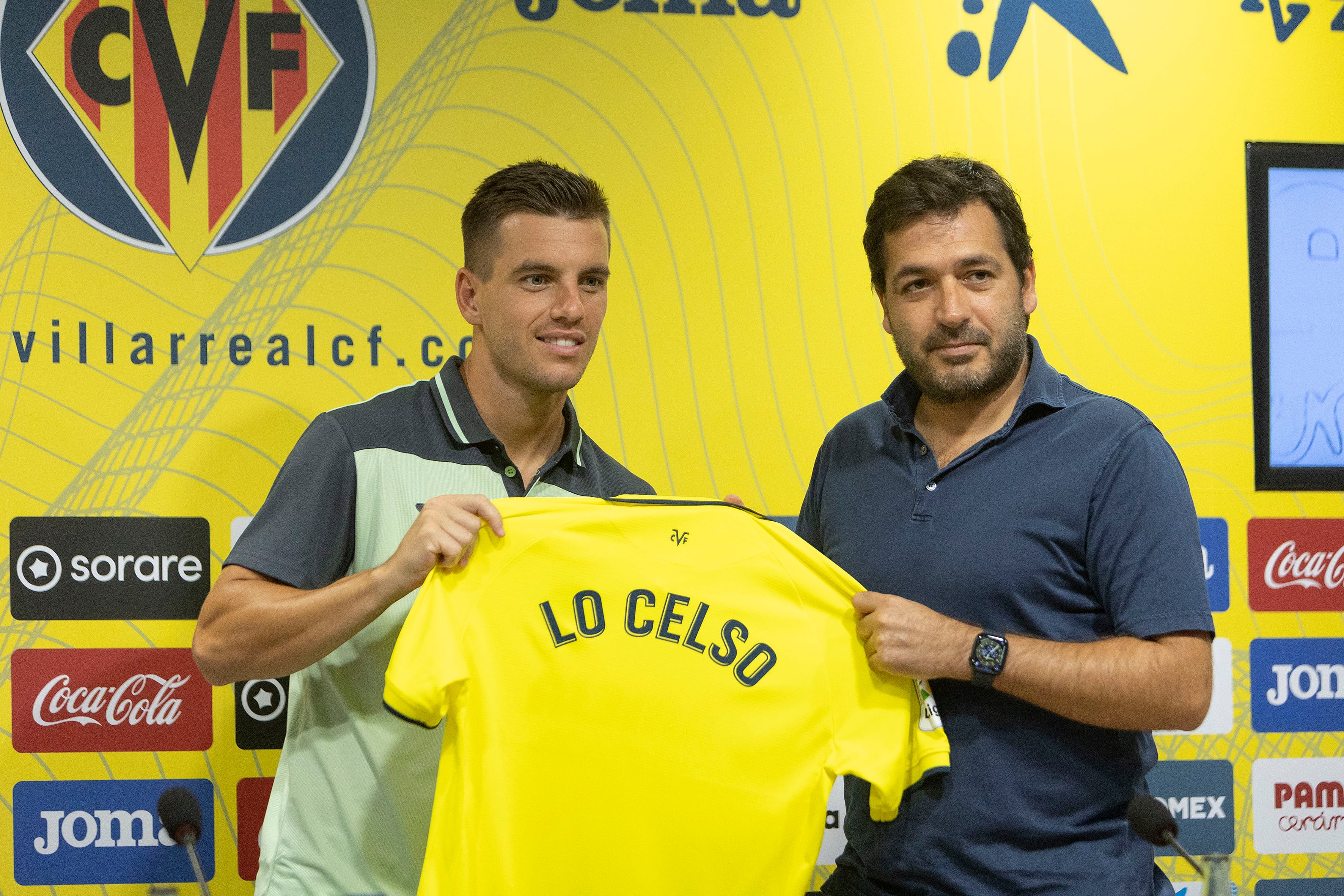 GRAFCVA7699. VILA-REAL (CASTELLÓN), 16/08/2022.- El centrocampista internacional argentino Gio Lo Celso (en la imagen, junto al consejero delegado Roig Nogueroles) afirmó en su presentación como jugador del Villarreal en calidad de cedido por el Tottenham Hotspur inglés que su deseo era regresar al equipo en el que ya estuvo cedido en la segunda vuelta de la pasada campaña, además de agradecer el esfuerzo realizado para su incorporación al equipo.EFE/ Domenech Castelló