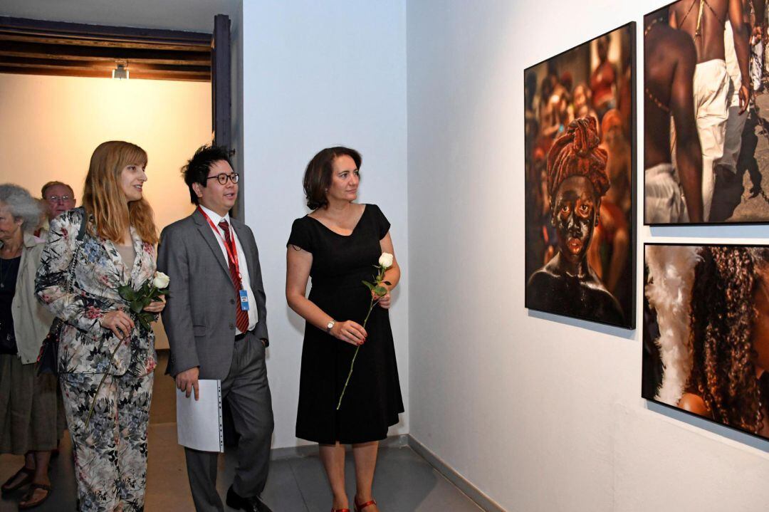 La consejera de Cultura y Turismo de Castilla y León, María Josefa García Cirac (d), junto con la directora de políticas culturales de la junta de Castilla y León, Mar Sancho (i), y el agregado cultural de la Embajada de Brasil, Marcelo Koiti Hasunuma (c)