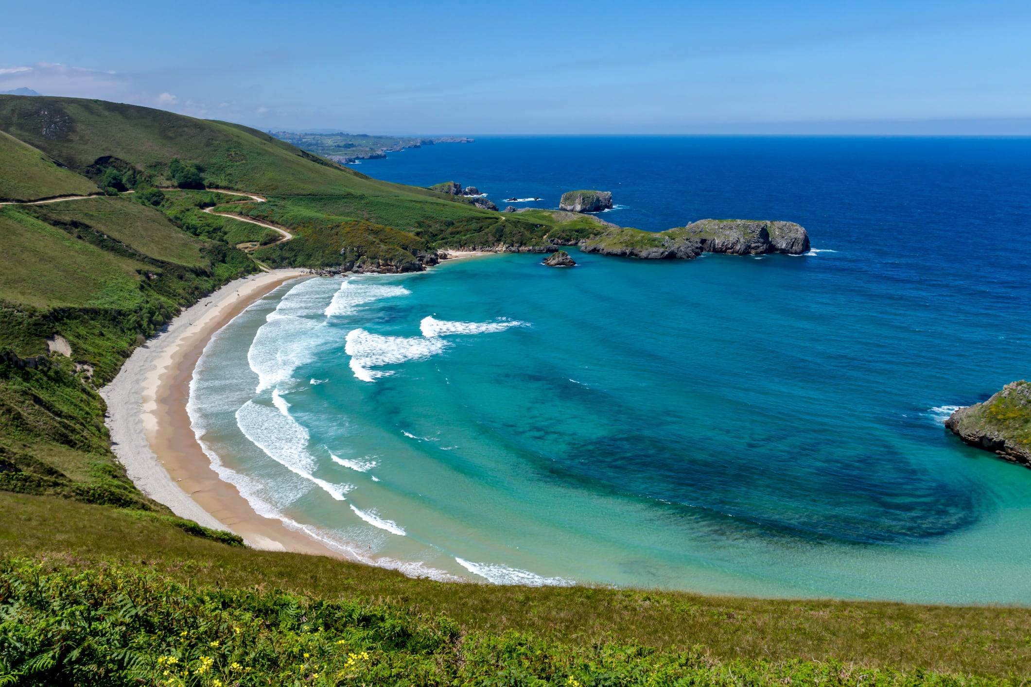 Vista elevada de la playa de Torimbia, en Llanes (Asturias).