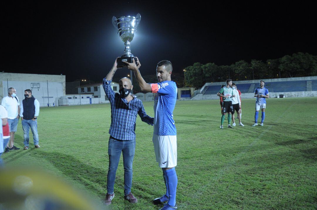 Israel levanta la Copa del Trofeo Feria de La Vendimia