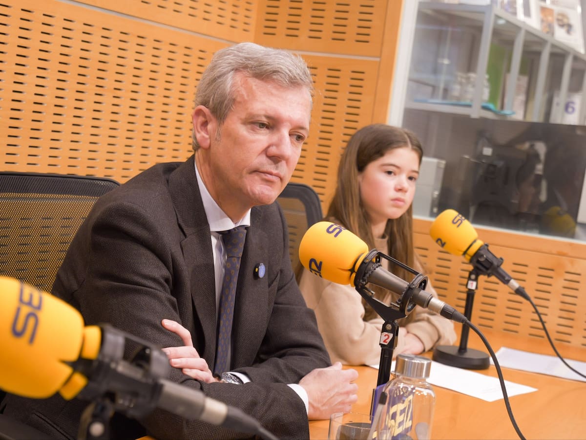 Visita del presidente Alfonso Rueda a los talleres de escolares de Radio Pontevedra