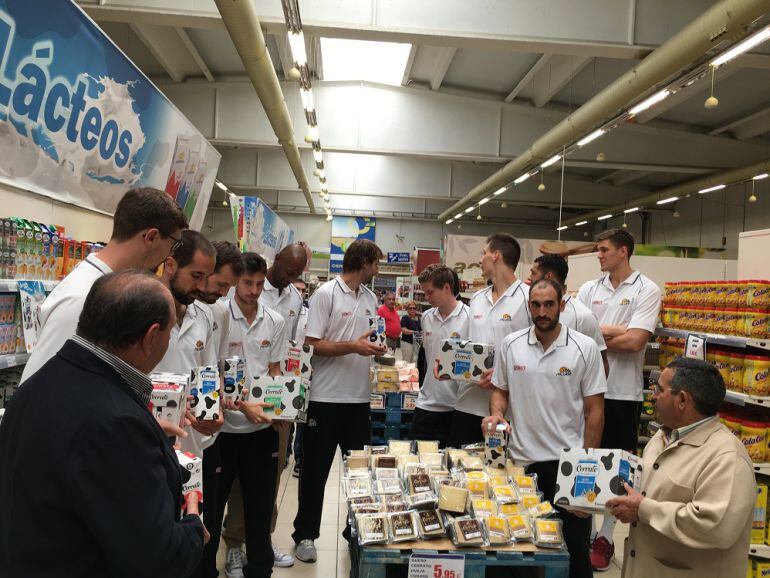 Los jugadores de Palencia Baloncesto hoy en las instalaciones de Agropal