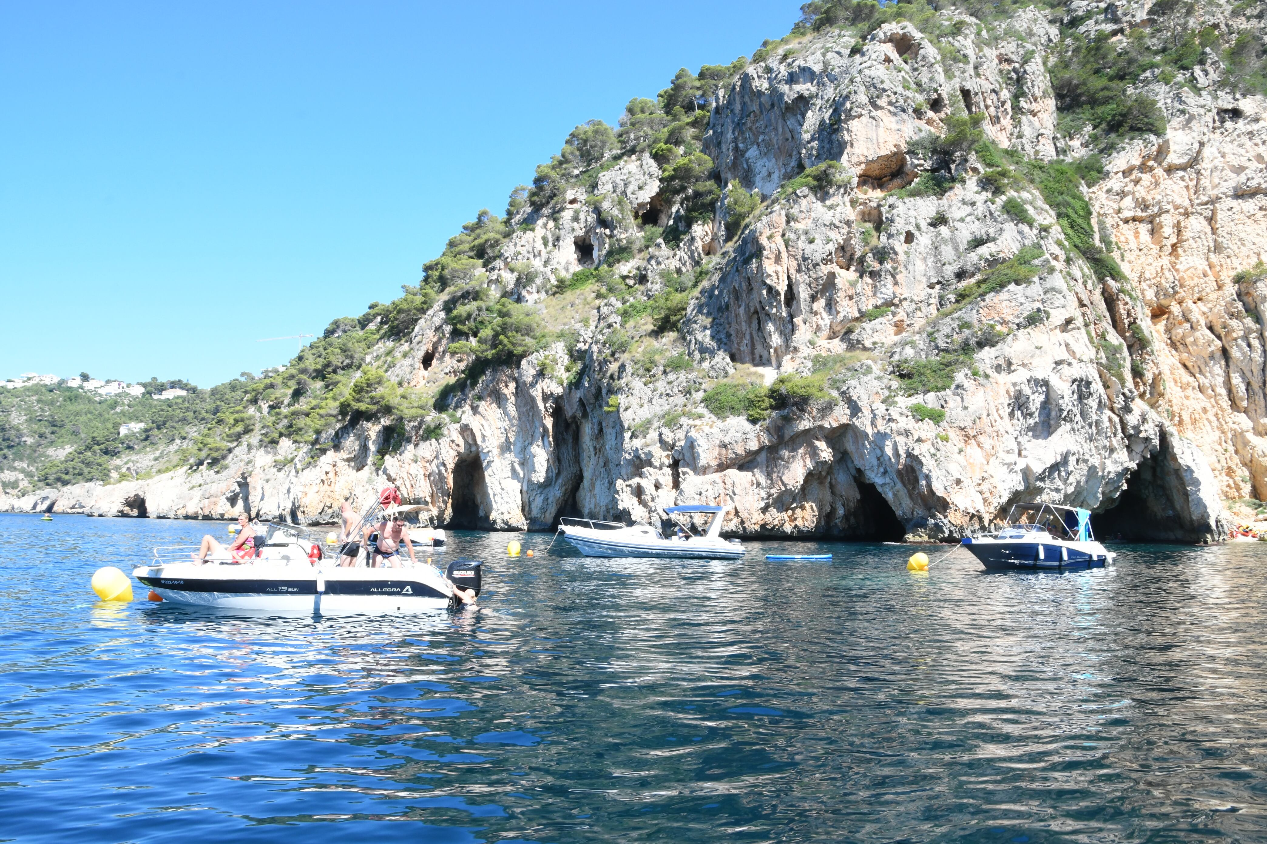 Boyas de fondeo en una cala de Xàbia.