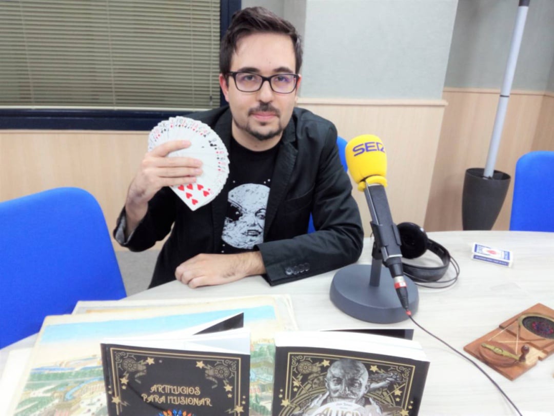 Miguel Herrero, cineasta de Sax, en el estudio de Radio Elda SER