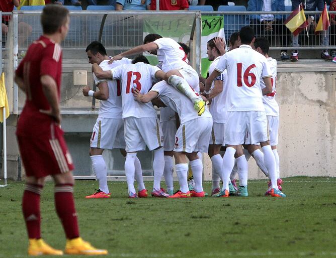 Los jugadores de Serbia celebran el gol marcado en propia puerta, por el centrocampista de España Saúl Ñíguez