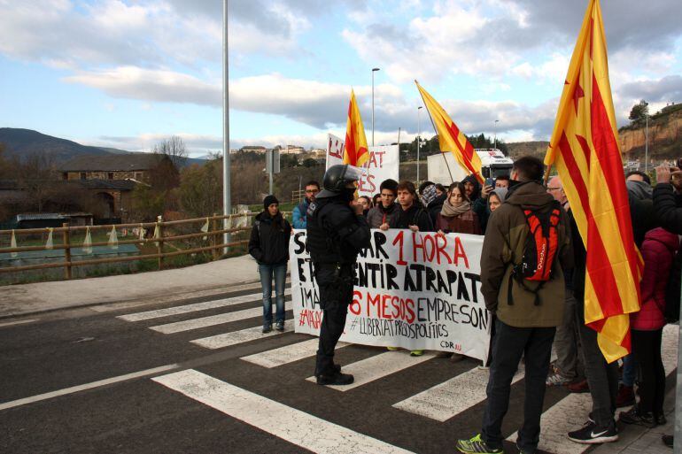 Un agent antiavalot dels Mossos d&#039;Esquadra parla amb la trentena manifestants que han tallat l&#039;N-260 a la Seu d&#039;Urgell 