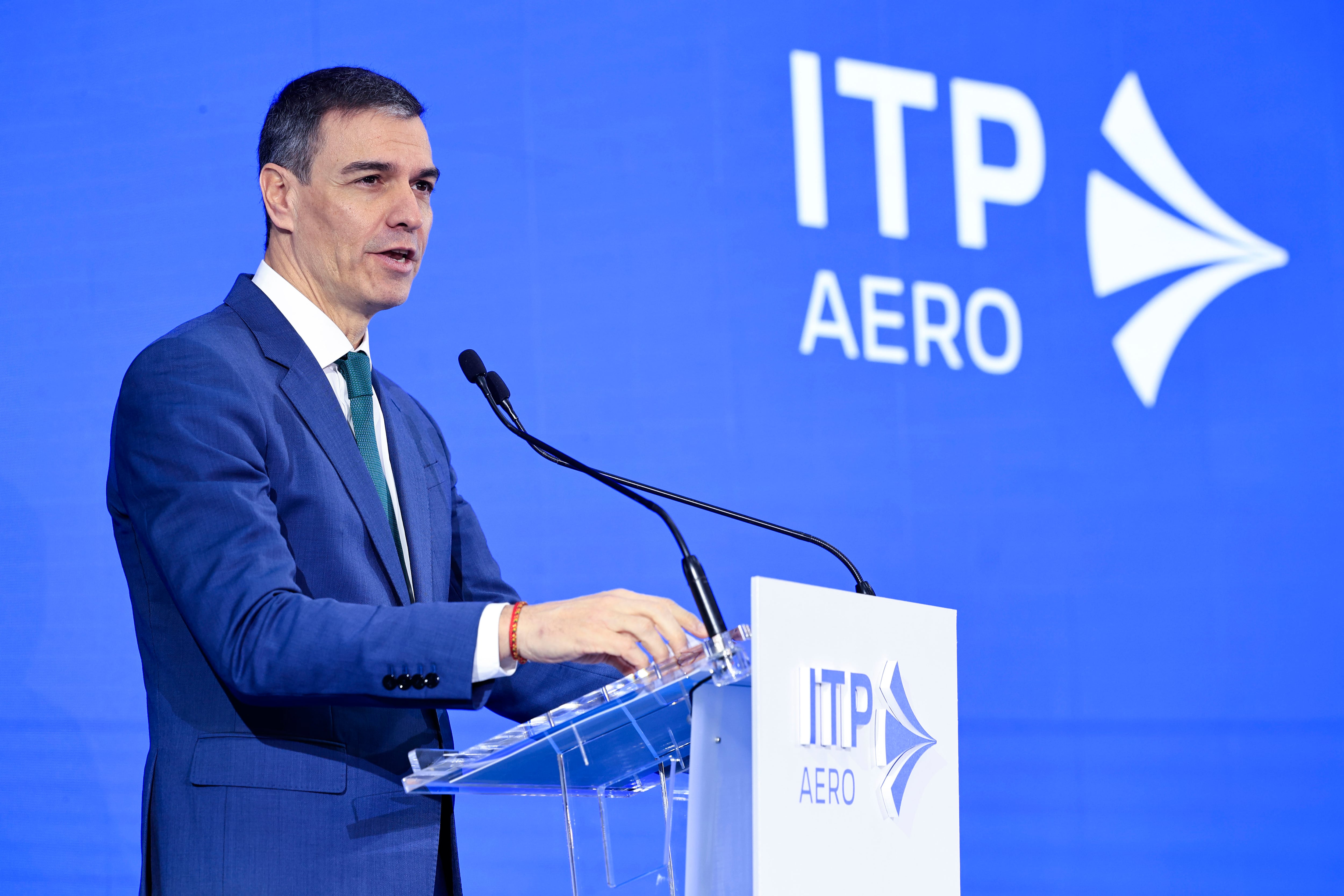 El presidente del Gobierno, Pedro Sánchez, inaugura el Centro de Fabricación Avanzada ADMIRE de ITP Aero, líder mundial en propulsión aeroespacial, este jueves en la localidad vasca de Zamudio. EFE/ Miguel Toña