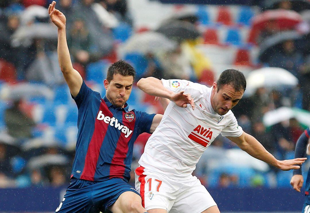 El delantero del Eibar Kike García controla el balón ante el jugador del Levante UD Sergio Postigo
