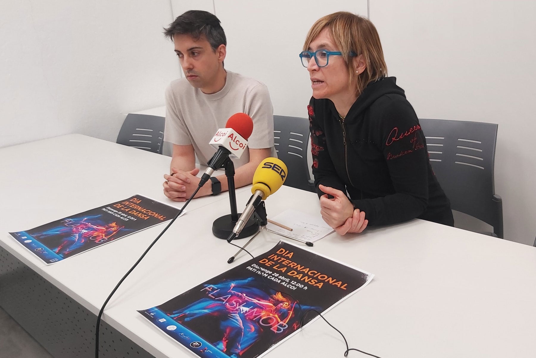 Dani Cardó, de A3Danza, y la concejal de Cultura, Elisa Guilem, durante la presentación de esta actividad cultural a los medios de comunicación