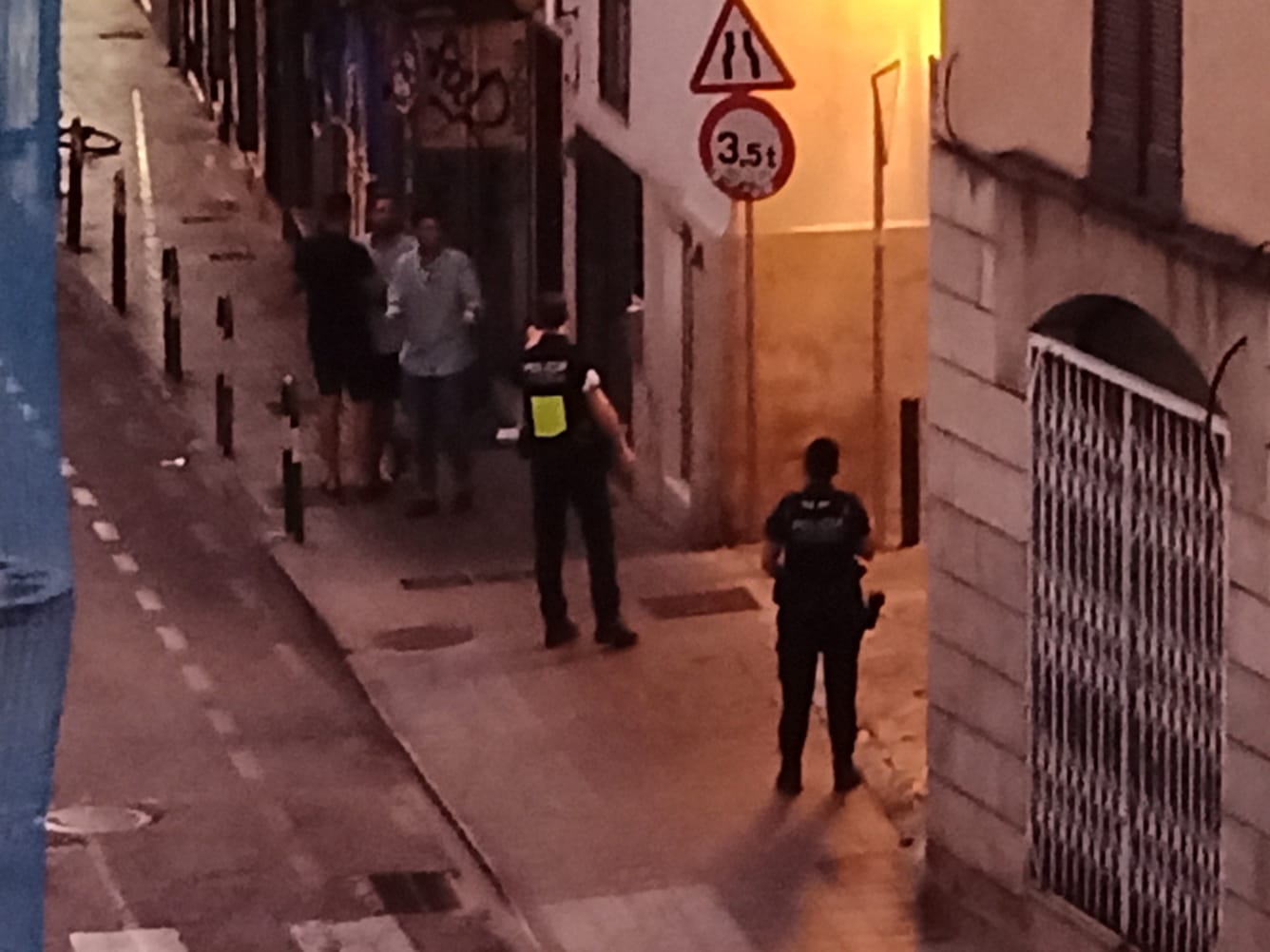 Agentes piden silencio a los ciudadanos.